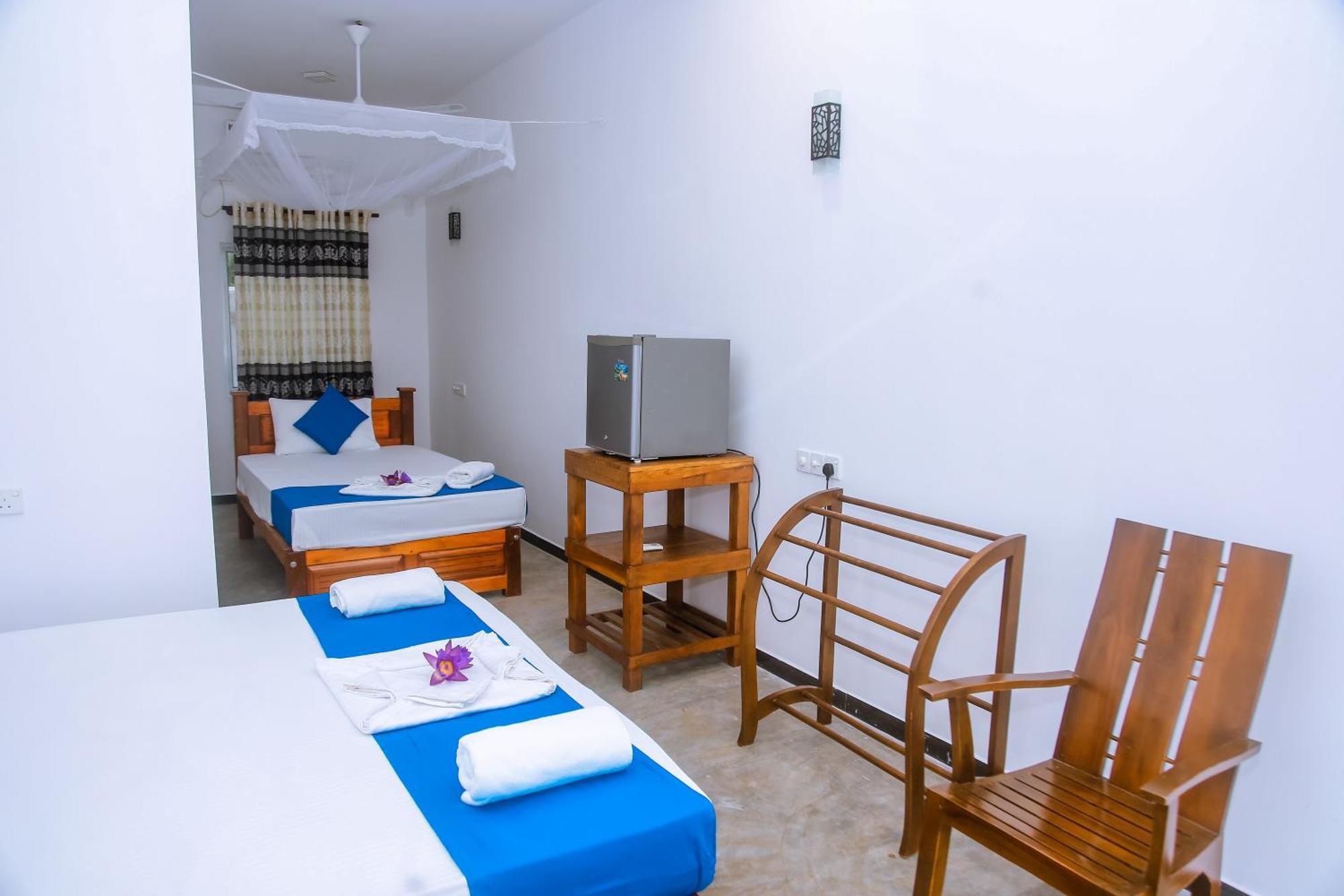 Hotel Blue Sky à Mirissa Extérieur photo