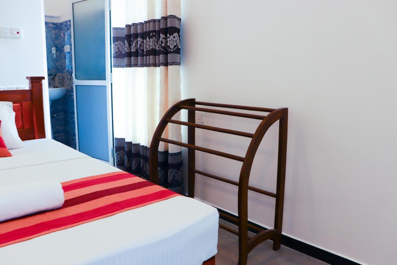 Hotel Blue Sky à Mirissa Extérieur photo